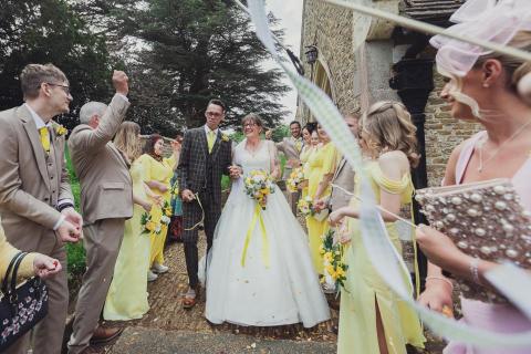 Forever Love Journey - 我們最近為一對氣氛親切、情感真摯的新婚夫婦提供了婚禮攝影與錄影服務，地點是在英國南部寧靜優雅的Guildford。這是一場溫馨的小型婚禮，他們的孩子們也一同見證了這個最激動人心與幸福的時刻。

這次婚禮是我們至今最享受的一次拍攝經歷之一，參與者幾乎全是新人最親密的家人與摯友，氣氛格外感人。我們從早上開始，為新郎拍攝準備過程。他們家中那隻可愛的小狗首先出來迎接我們，當然也成為我們鏡頭中的小主角之一。