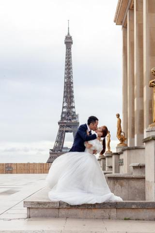 Forever Love Journey - 巴黎與布拉格的婚紗攝影旅程 : 今年夏天，我們很榮幸為一對來自香港的準新人，在巴黎與布拉格拍攝浪漫的歐洲婚紗照（Europe Pre-Weddings）。我們提供全方位服務，包括婚紗攝影、錄影、新娘化妝與髮型設計，以及婚紗禮服租借（Wedding Gown Rental）