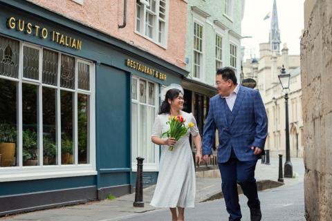 Forever Love Journey - 我們最近將歷史名城牛津變成了婚後蜜月拍攝的背景。 這次與一對友好而安靜的馬來西亞夫婦的合作，為他們在英格蘭東南部的中心地帶創造了永恆的回憶。

http://www.foreverlovejourney.com/

這不是我們第一次在牛津拍攝，但這對特別的夫婦的休閒氛圍讓他們的拍攝變得有趣。 他們的蜜月拍攝就像清風一樣宜人，無縫地融入了我們繁忙的歐洲之旅季節。