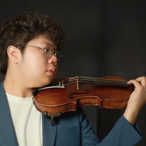 提供寵物美容推薦香港服務的專家Thomas Lau