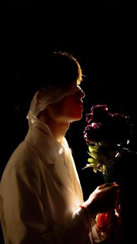 Winnie Wan - 人像照片範例；此為個人作品，為紅線元素+藝術風格照片