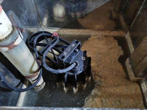 Green Tech Cleaning Specialist - 隔油池清洗前照片