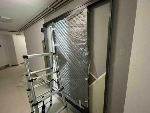 梁 師傅 - 鐵閘安裝