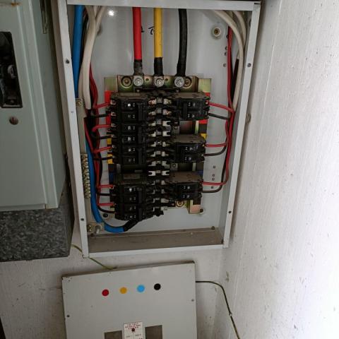 Herman Fung - 大厦8個單位,其中有個單main MCCB出現故障