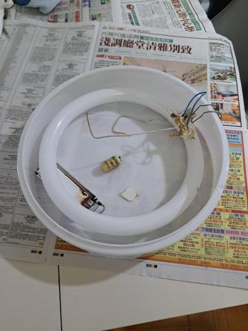 Tsz Yat Angus Ng - 拆下舊光管,士撻及火牛 Tsz Yat Angus Ng - 拆下舊光管,士撻及火牛