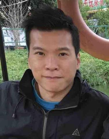 提供維修手機服務的專家吳偉雄