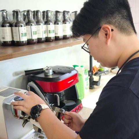 提供英文補習一對一價錢服務的專家Vanes Lau