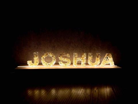 IN Aroma Power Ltd - 療癒英文字母燈
以柔和燈光與精緻字母設計，營造溫暖舒心的氛圍。無論擺放於房間、工作空間或禮物裝飾，都能為生活增添一份溫柔光影與療癒氣息。