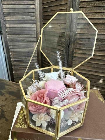 IN Aroma Power Ltd - 求婚 / 結婚戒指盒
以手工細緻打造，融合花藝與香氣元素，象徵愛的純粹與恆久。每一個戒指盒都盛載溫柔祝福，為浪漫時刻增添自然氣息與療癒光彩。