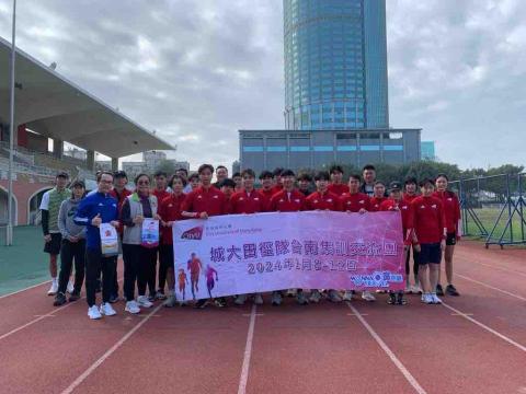 Chak Ho Yan Timothy - 2023-24年 城大田徑隊合照 (一排左五) Chak Ho Yan Timothy - 2023-24年 城大田徑隊合照 (一排左五)