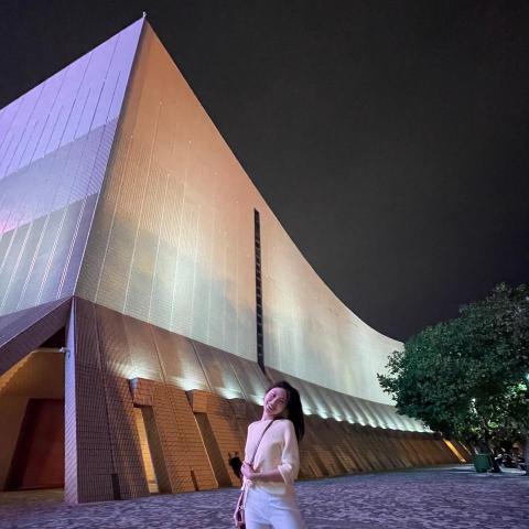 提供舞台和音響設備服務的專家Miss Dottie