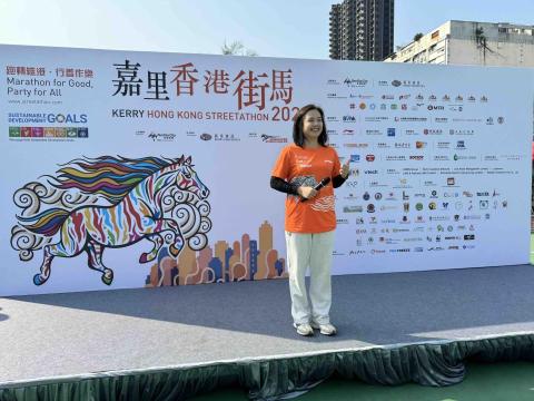 Kavis Poon - 嘉里香港街馬2024
當日企喺終點迎接選手，望住每一位跑到終點嘅笑容令到我真係想扚起心肝練跑參加馬拉松，望住選手衝線個感覺好正！好熱血！
係電視聽到自己把聲，感謝聽得出我把聲嘅朋友第一時間話我知
第一次企喺路中心睇日出，由黑鼆鼆一片，慢慢有日光穿透雲層，最後太陽升起。望住陽光灑落每一個角落，就好似太陽用緊佢獨有嘅方式同我打緊招呼咁