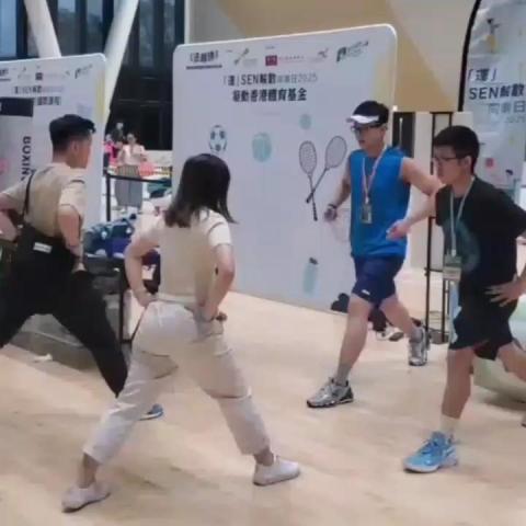 吳綽楠教練 Trainer Denny Erichard - 協助凝動香港體育基金公開教導體適能訓練動作