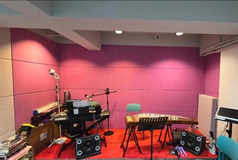 Crystal Ho 音樂頻道 - 荔枝角B1出口(行2分鐘)榮吉工厦音樂工作室。
楼下有大厦停車埸方便泊車