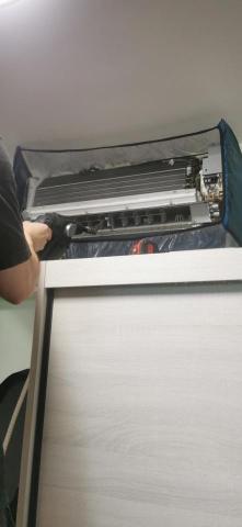 陳师傅 - 师傅在洗居家冷氣機服务中，