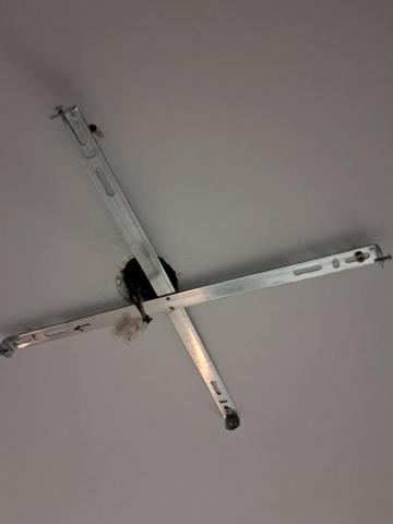 Tsz Yat Angus Ng - 拆除舊燈連支架