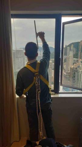 梁 師傅 - 玻璃清潔
