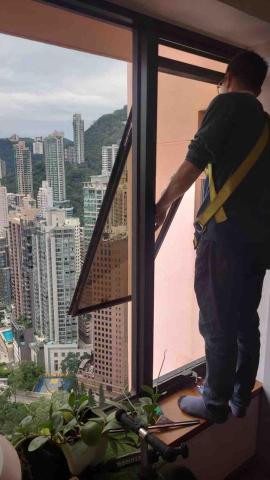 梁 師傅 - 玻璃清潔