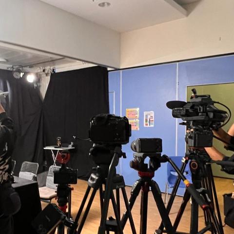 The pros providing econ 2022 dse answer paper 2LAM HOI YING