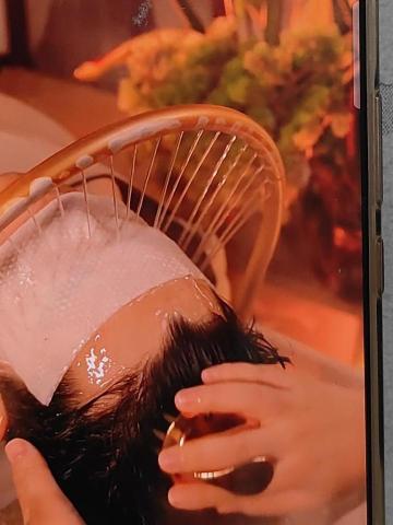 OxyAro 男士專屬深度私密保養空間 - 碳酸泉部分：使用高濃度二氧化碳溶解的水（碳酸泉），產生細微氣泡。這些氣泡能深入頭皮毛孔，徹底清除髒污、過多油脂、造型產品殘留及老廢角質，同時促進頭皮血液循環、改善新陳代謝，讓頭皮感覺清爽、輕盈。
芳香部分：融入植物精油（如薰衣草、茶樹、尤加利、薄荷等），透過按摩或薰香方式，讓香氣分子經皮膚吸收或嗅覺進入體內，達到放鬆身心、緩解壓力、改善頭痛或失眠的效果。