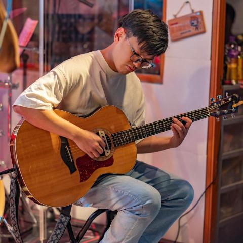 提供結他服務的專家Lik shan Wong