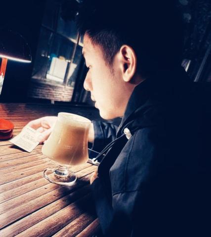 提供木地板翻新服務的專家吳師傅