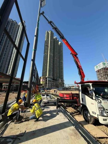 Ming Wong - 12米高燈柱1000kg安裝