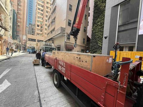 Ming Wong - 單程運輸木箱吊運