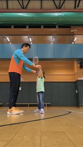 清風羽訓李sir - 手把手教導小朋友高遠球動作