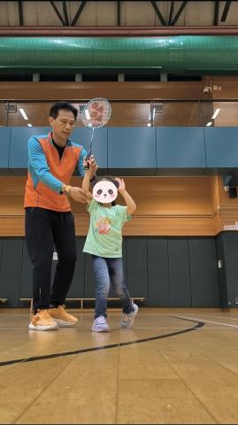 清風羽訓李sir - 手把手教導小朋友高遠球動作