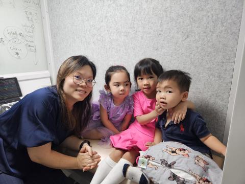 敢唱音樂學院 - 幼兒唱歌班上課後與 Miss Ho 合照