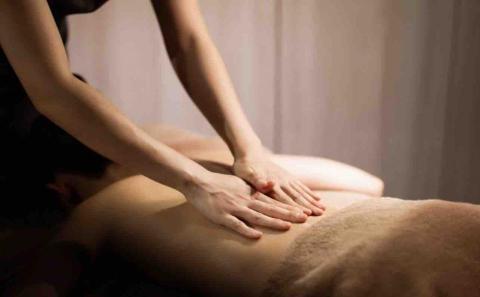 舒適按摩，男按摩師 - 
