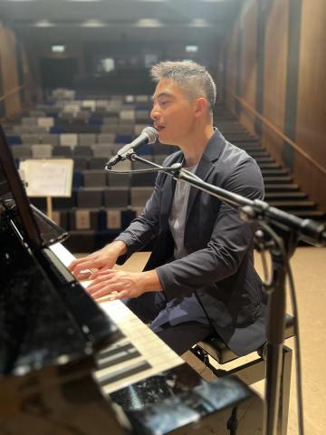 Jon - 自彈自唱演出