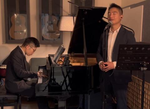 Jon - 演出照片
琴鍵隨手彈，歌聲就這麼飄出來，超有氛圍！