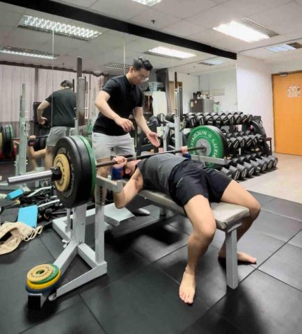 Woody_fitness（曾為超過100名客戶增肌減脂） - 男學員完成卧推九十公斤五下