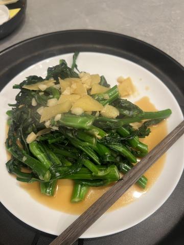 一家 廚房 - 蒜蓉炒菜芯