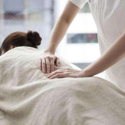 提供上門按摩服務的專家HenryKwan