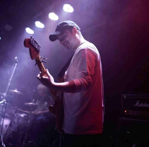 提供選擇結他服務的專家Leon Chan