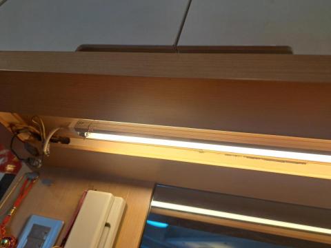 Tsz Yat Angus Ng - 拆掉舊的電燈膠布，以占玉接駁電線，再包新電燈膠布，裝燈測試成功