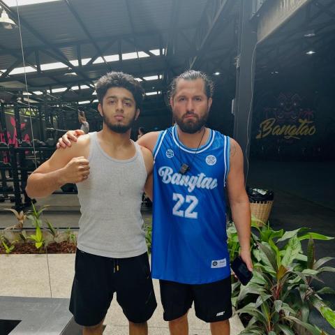 提供小提琴價錢香港服務的專家Zahid Mudasser