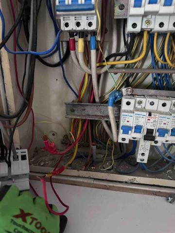 譚生 - 舊索掣更換中