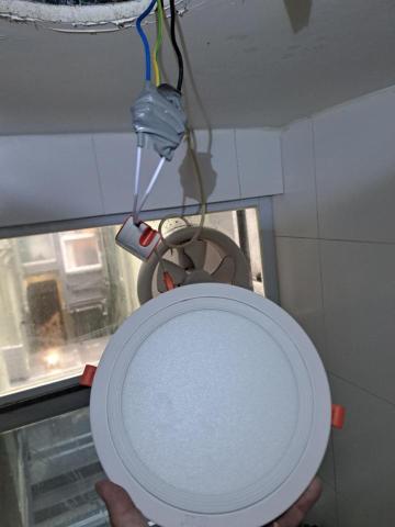 Tsz Yat Angus Ng - 每個燈位都檢查線路，換新占玉，並纏電燈膠布