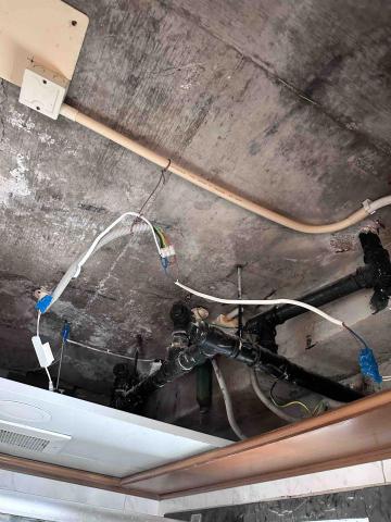 譚生 - 浴室鋁天花拆卸