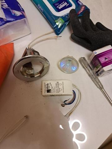Tsz Yat Angus Ng - 拆下燈座，燈及火牛